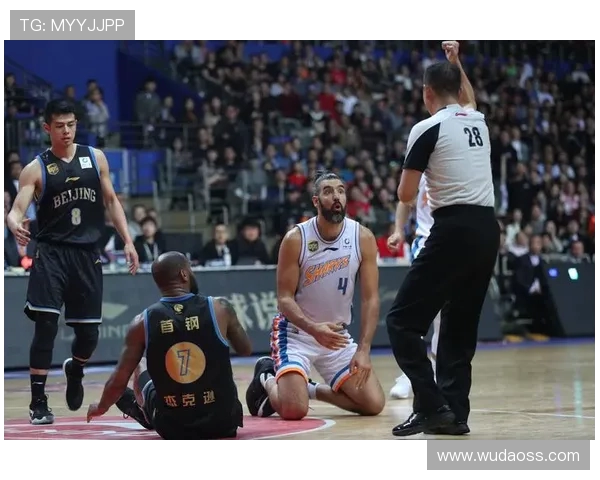 广州篮球队与上海篮球队赛后状态分析与复盘探讨